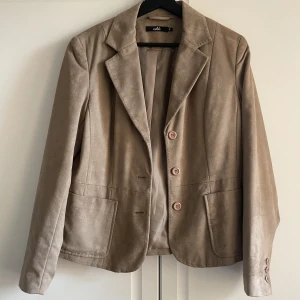 Kavaj i sammet  - Så fin kavaj i beige sammet som tyvärr aldrig kommer till användning. I storlek 40 men sitter snyggt, lite lätt oversized, på mig som annars när xs. Hör av er för fler bilder!💙