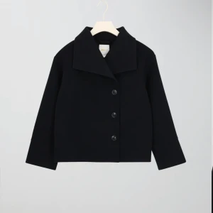 Kappa - Marinblå kappa ifrån gina tricot. Jättebra skick och använd få gånger. I stork 164 men sitter som xs/s