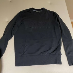 Hugo boss tröja  - Äkta Hugo boss tröja, stolen s. Säljs pga blivit för liten. Billig vid snabb affär.