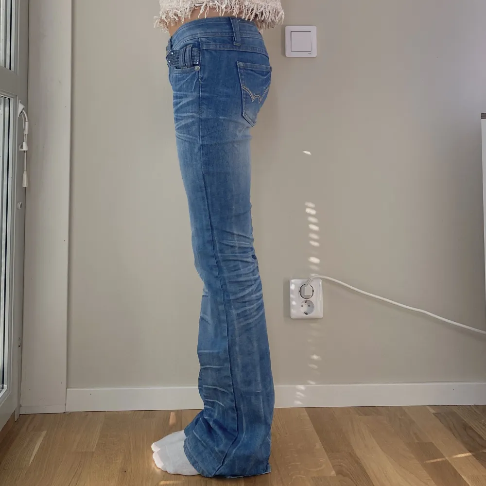 Assnygga lowwaist jeans med perfekt utsvängda ben!! Ska vara små stenar på bland annat fickorna, men de flesta har lossnat🪩 SKITCOOLA ändå!!! Jättefina detaljer och perfekt färg/tvätt. Jeans & Byxor.