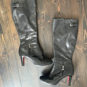Boots - As snygga boots i bra skick. I storek 41 men jag som bruksr ha 39/40 har kunnat ha dem.