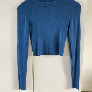 Blå långärmad tröja - Finstickad tröja i mörkare blå med lite stretch så den formar sig utefter kroppen. Sparsamt använd och i så gott som nytt skick.💙💙