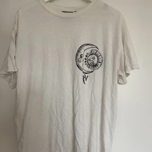 Reclaimed vintage, t-shirt - Strl: M, avslappnad i passformen.  Använd men inga defekter