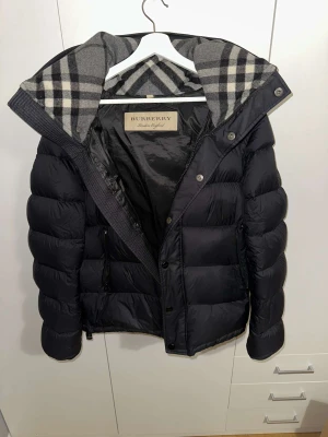 Burberry lockwell Jacka/väst - Burberry vinterjacka som går att göra om till väst i storlek 50/L  Kvitto och box tillkommer 📦 