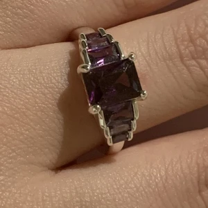 Silver ring med stenar 💜 - Vacker silver ring med stenar köptes från ginatricot! klicka gärna på köp nu eller kontakta! 🌸🌺💐🌷