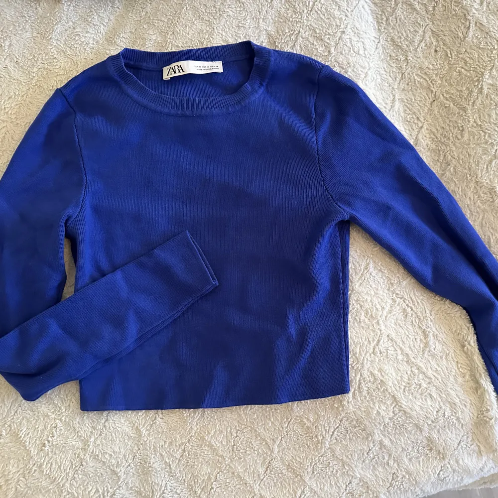 Suoer fin blå croppad tröja från zara. Använd fåtal gånger så är i super fint skick! Stl M. Tröjor & Koftor.
