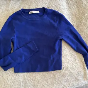 Suoer fin blå croppad tröja från zara. Använd fåtal gånger så är i super fint skick! Stl M