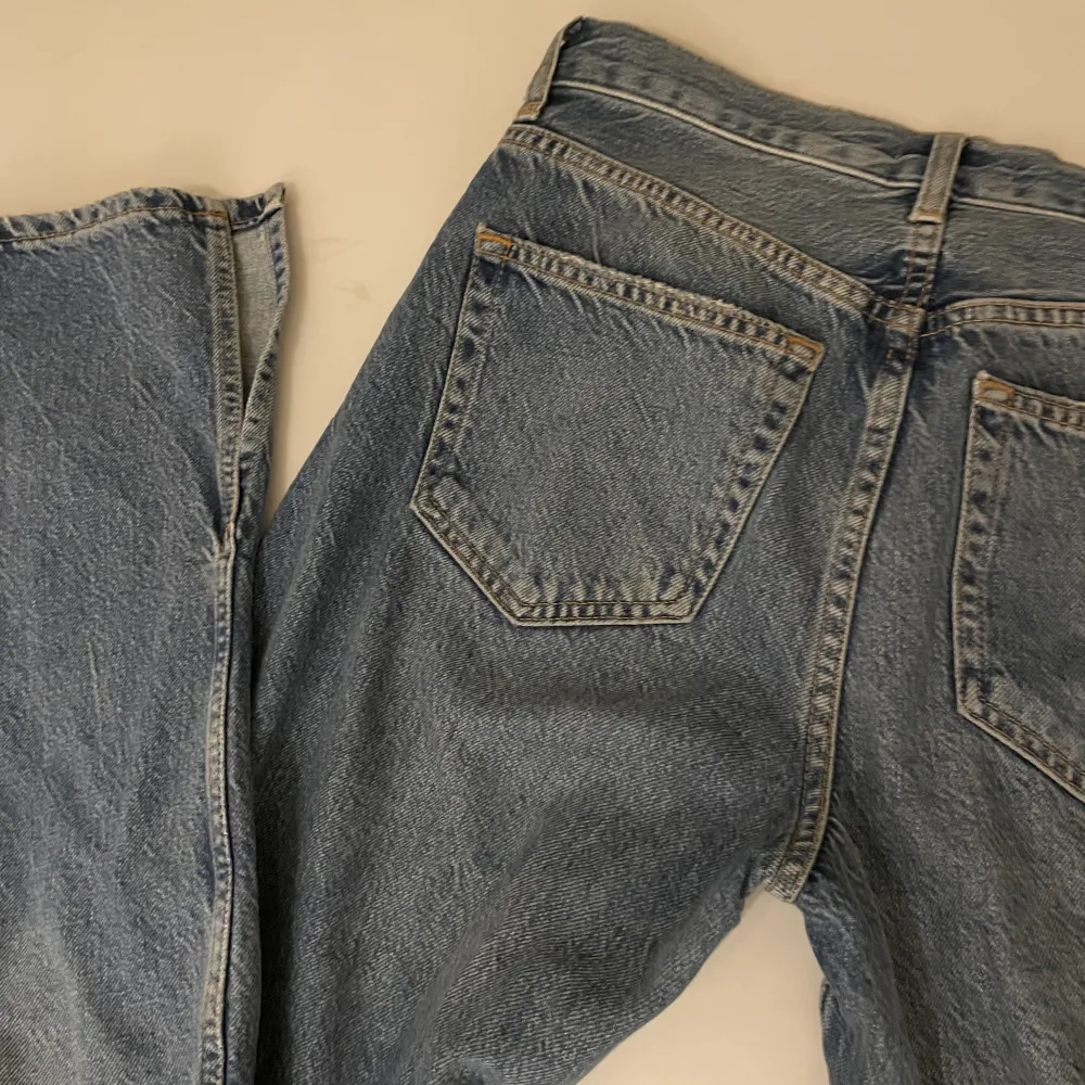 Fina blåa midrise jeans från Gina tricot med slits som inte kommer till användning mer 💗. Jeans & Byxor.