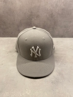 Newera fitted - Newera keps i nyskick, säljes pga att jag aldrig använder den. Storlek 7 3/8