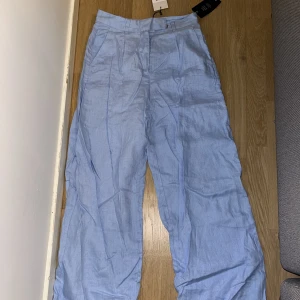 Blåa linnekostymbyxa - Oanvända med alla lappar kvar