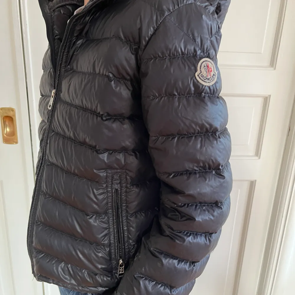 Hej! Säljer den här stilrena jackan från moncler pga för liten. Äktighetsbevis finns! Skick 8/10 nån liten små defekt en liten reva. Hör av om intresse eller fråga!. Jackor.