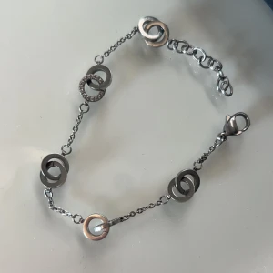 Edblad armband  - Silver armband från Edblad💞ser rostig ut på bilderna då det speglade sig💞så de är inte rostigt