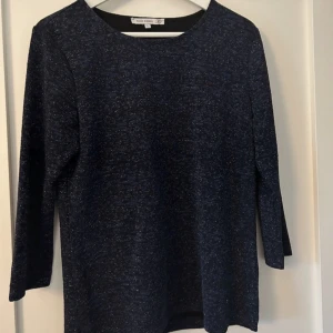Glitter topp -  Säljer mammas topp Marinblå glitter topp Stor i storlek