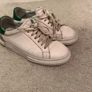 Axel Arigato skor - Hej säljer mina Arigato skor som har en skostorlek på 39 köpte dem för 4 månader sedan för 1800kr. Dessa skor är fungerande för alla slags årstider eftersom den har ett slags läder som gör dem varma och vita färgen gör dem svala.