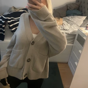 Stickad kofta  - Stickad kofta med fickor. Suuuuper skön och snygg knappt använd, perfekt nu till hösten 