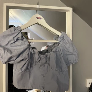 Blus - Super söt topp (inte strykt på bilden 🙃) storlek m, men skulle säga att den passar ner till xs, beroende på byst!