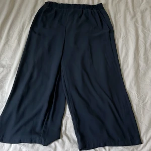 Byxor  - Jag säljer den byxor för 60 sek . Storlek är L . 