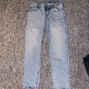 Arrow low straight jeans strl 36 från weekday, superfina men har blivit för små för mig. Superfint skick och inte använda mycket alls. Färgen är lite ljusare än på bilden! Pris kan disskuteras.🫶🏼
