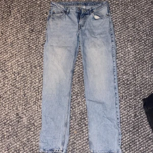 Low waist jeans - Arrow low straight jeans strl 36 från weekday, superfina men har blivit för små för mig. Superfint skick och inte använda mycket alls. Färgen är lite ljusare än på bilden! Pris kan disskuteras.🫶🏼