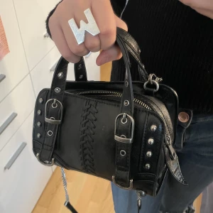 Zara väska - Säljer min super snygga väska från zara!köpte för 400. Den är i jättefint skick, säljer pågrund av att den inte kommit till användning. Köparen står för frakten. 