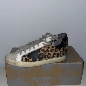 Golden goose sneakers - Golden goose sneakers| Skick: 7/10 inga speciella defekter| Nypris: 4500 vart pris: 1900 (inte hugget i sten)| Strl: 38| hör av dig vid frågor eller funderingar 