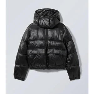 Svart pufferjacka - Svart pufferjacka från weekday. Jätte bra skick!