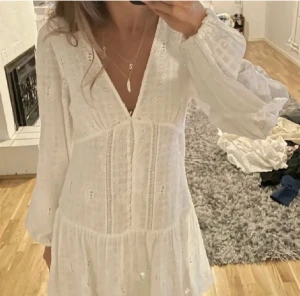 Studentklänning - Sååå fin studentklänning från zara, köpt här på Plick men säljer då den inte riktigt passade min kroppstyp!! En knapp är lite sönder men går lätt att fixa. (Lånad bild från förra säljaren)