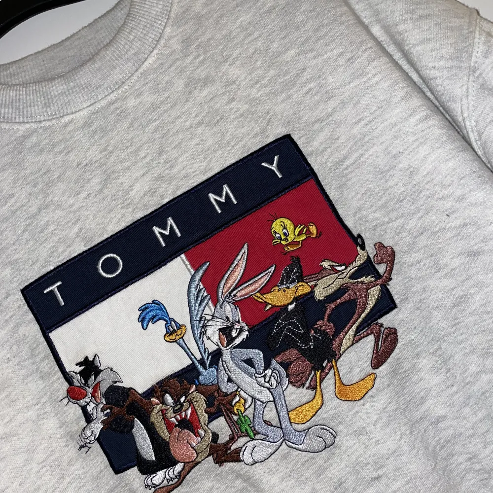 Säljer min älskade hilfiger sweatshirt x Looney Tunes. Använd men fortfarande i gott skick. Den är i storlek XS men är väldigt oversized så den funkar absolut om man har storlek S också.   Finns inte att köpa längre. . Tröjor & Koftor.
