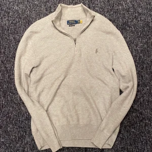 Half zip tröja Ralph lauren - Ralph lauren half zip, riktigt sjysst med en skjorta under men även en t-shirt till. Färg grå, storlek M, skick 9/10. Modellen är 187cm och väger 78kg, ny pris 2199, mitt pris 1299, kom dm för diskutering om pris och mer bilder 