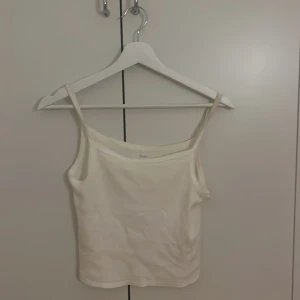 Sött Brandy Melville linne 💘💘 - Jätte fint ribbat vitt Brandy Melville linne. Säljer det då det är lite stort. Väldigt stretchigt💞💞