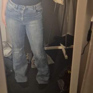 Ett par ganska gamla midwaisted jeans som är köpt på second hand.  säljer eftersom de är för stora för mig men annars tycker jag att de är i bra material och har hållit ett bra tag.