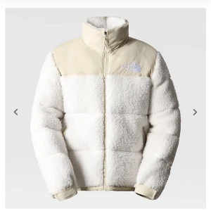 North face Teddy jacka - Säljer min nästan oanvända north face jacka. Det är en herr jacka i st S. Nypris 3899kr
