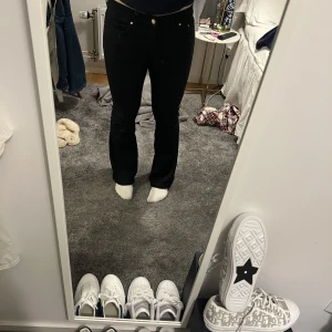 Low waist jeans - Säljer mina jätte snygga lågmidjade svarta jeans från Gina, andvända 1 gång och är som nya❤️