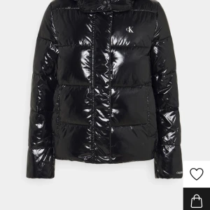 Calvin Klein jacka -  Calvin Klein jacka. använd fåtal gånger i ny skick. går att prata om priset köpt för 2 195
