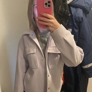 Tunn jacka från Gina Tricot - Tunn pastell lila jacka från Gina Tricot💜 Färgen är inte alls rättvis på bild, den är en mycket finare lila färg i verkligheten💜 storlek xs!