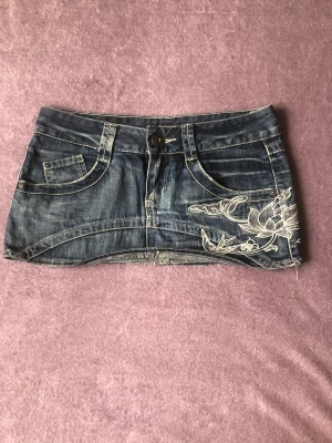 Lågmidjad jeans kjol - En lågmidjad jeans kjol från märket only. I storlek 36. I bra skick och bara använda fåtal gånger💕