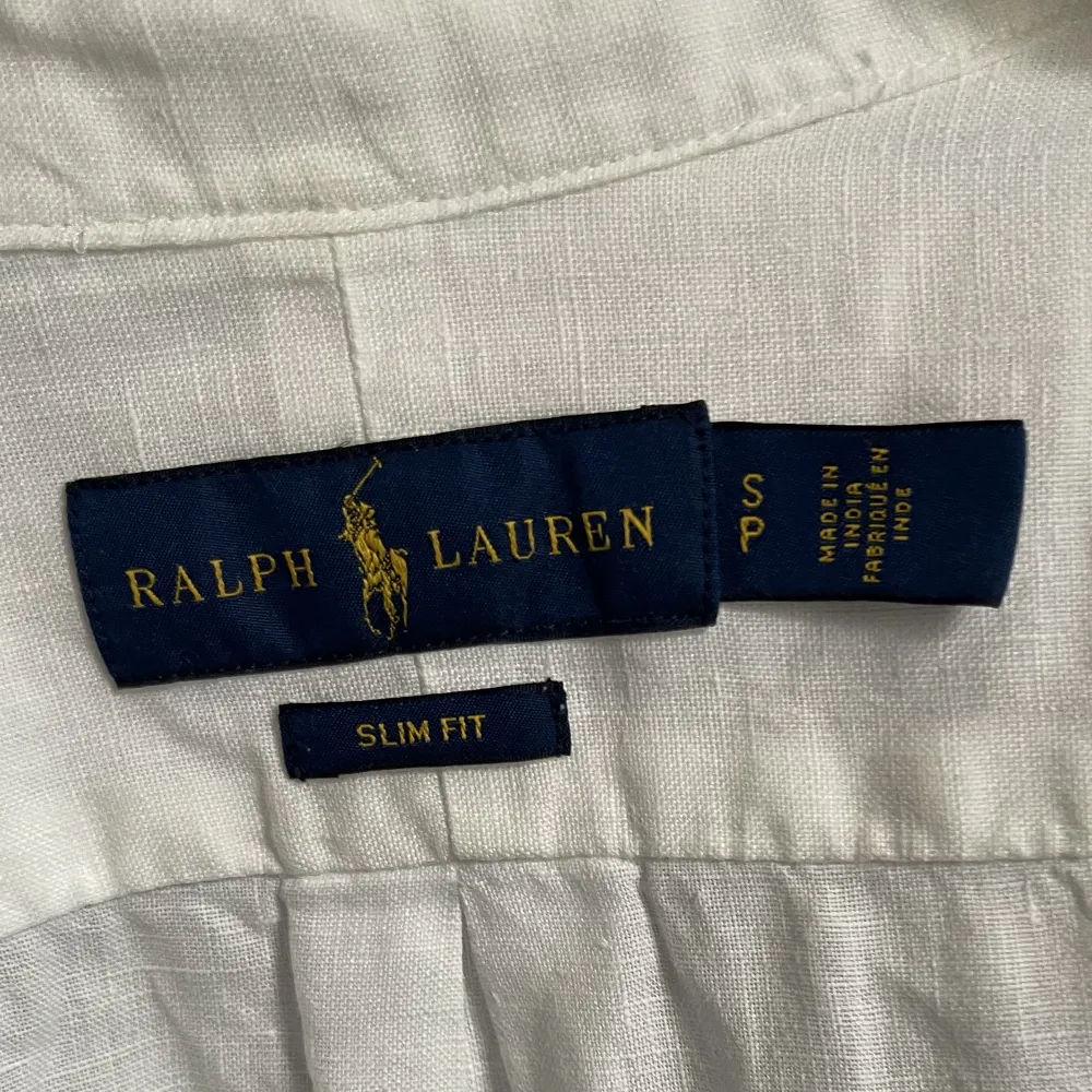 Säljer denna vita Ralph Lauren linneskjorta. Väldigt bra skick. Slimfit, strl S.  (Jag är 178cm). Skjortor.