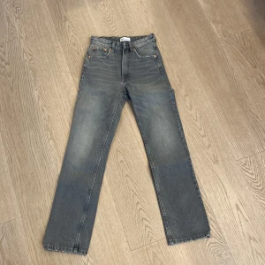 Jeans från Zara - Raka mid-waist jeans. Ingen stretch. Strlk 32 men är töjbara. 