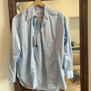 Tiger of Sweden skjorta  - En oanvänd tiger of Sweden skjorta. Den är oversized i modellen! 🤍