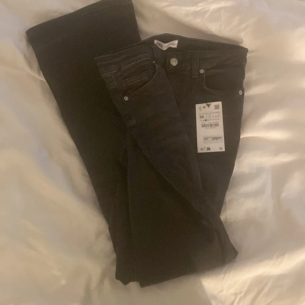 Säljer ett par grå jeans från zara som är helt oanvända🥰. Jeans & Byxor.