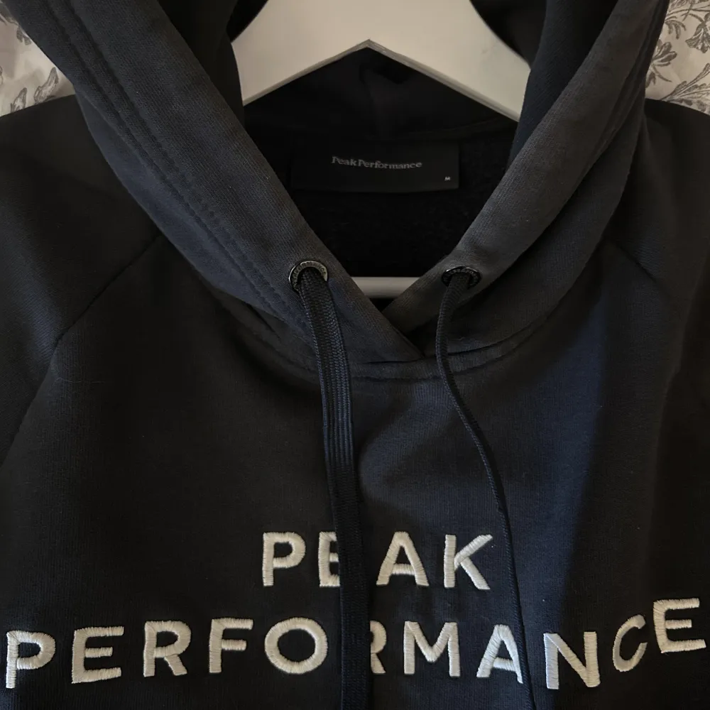 Mörkblå hoodie från Peak Performance, storlek M, 200kr + frakt 💗. Hoodies.