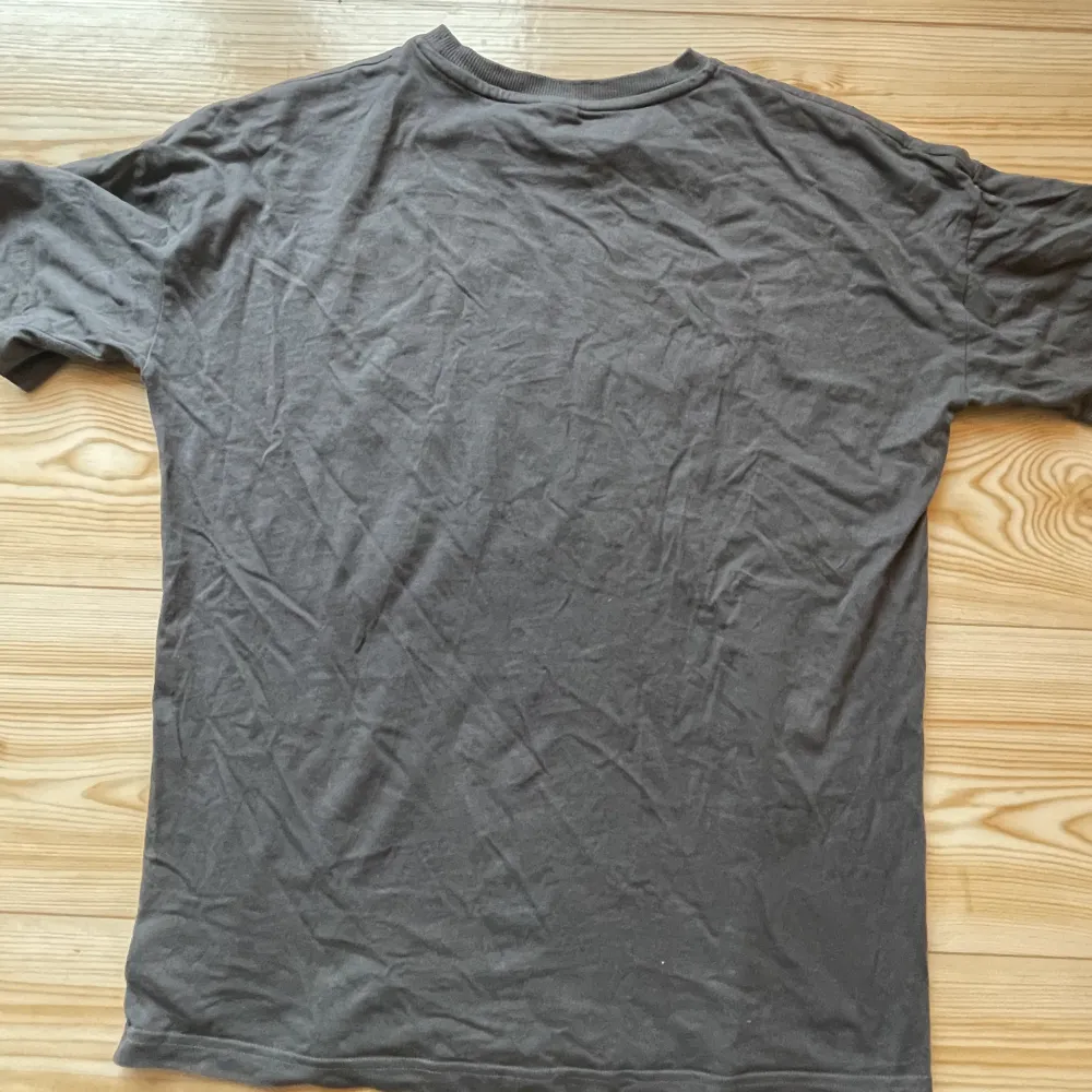 Snygg t-shirt ifrån Lindex, använd några jätte få gånger. Helt nyskick. Kostar bara 25 kroner (nypris 199kr). T-shirts.