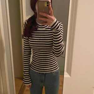 Tröja från gina tricot - En super fin tröja från gina tricot! Aldrig använd, skriv om intresserad💘