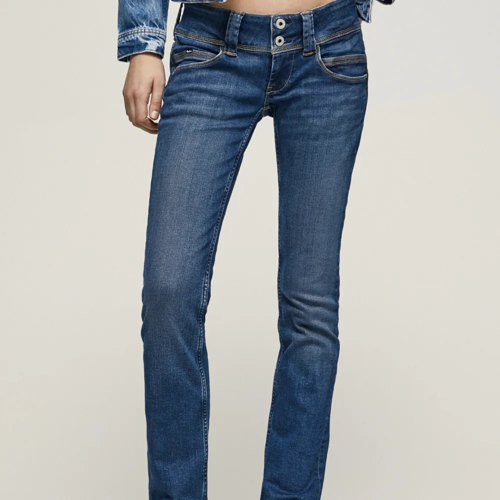 Säljer dessa pepe jeans i modellen Venus som är lågmidjade. De är väldigt trendiga och slutsålda. Knappt använda då jag tog fel storlek. Kontakta via fler bilder eller intresse och köp! Pris kan diskuteras 😊nypris 999kr. Jeans & Byxor.