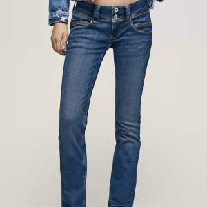Säljer dessa pepe jeans i modellen Venus som är lågmidjade. De är väldigt trendiga och slutsålda. Knappt använda då jag tog fel storlek. Kontakta via fler bilder eller intresse och köp! Pris kan diskuteras 😊nypris 999kr