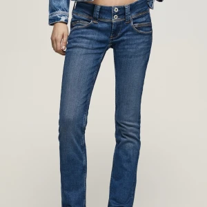 Lågmidjade pepe jeans  - Säljer dessa pepe jeans i modellen Venus som är lågmidjade. De är väldigt trendiga och slutsålda. Knappt använda då jag tog fel storlek. Kontakta via fler bilder eller intresse och köp! Pris kan diskuteras 😊nypris 999kr