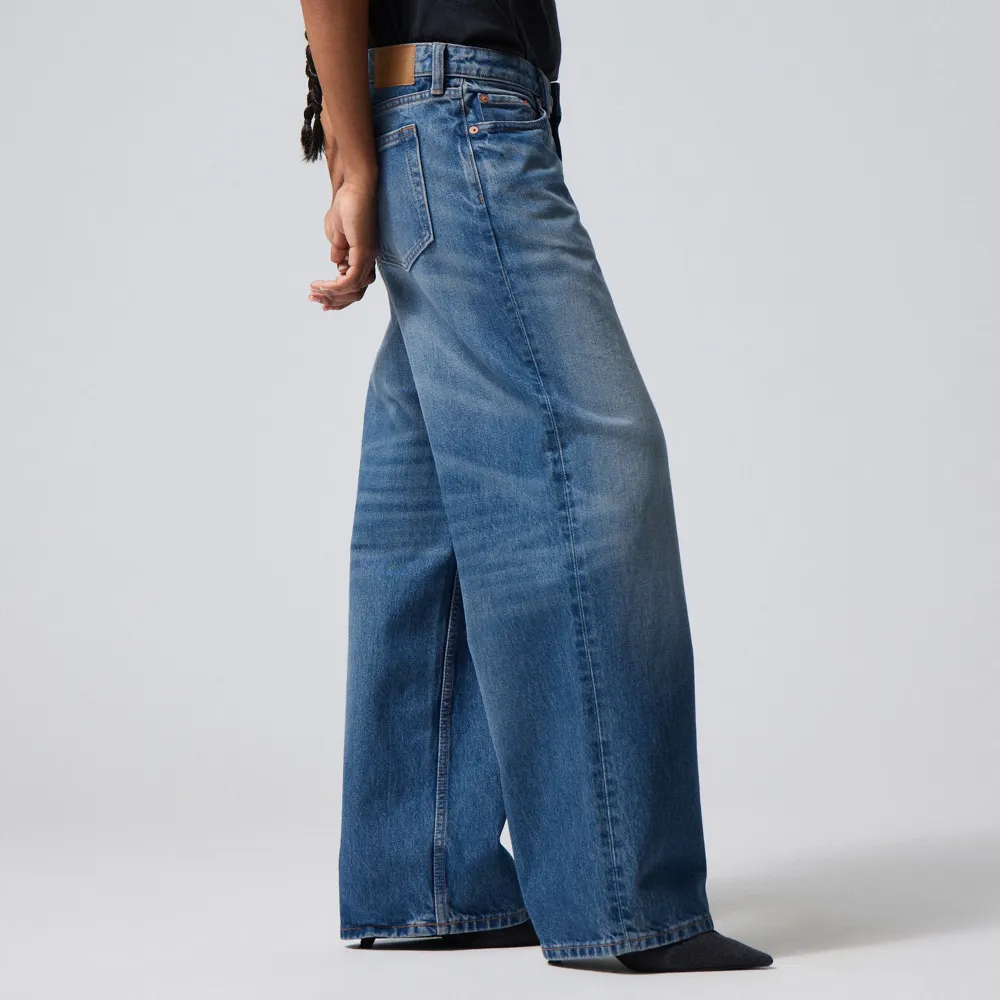 Ett par low waist jeans i modellen Ample från Weekday. Använda max 3 gånger pga för långa för mig. Jag är 165 men med rätt korta ben så det är nog inte till nån hjälp🕺. Jeans & Byxor.