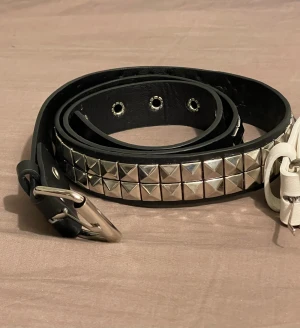 Smalt bälte - Köpt från Shein for 40/st, har bytt stil och dem passar mig inte längre.  Använda en gång (för att testa).   25kr/bälte eller båd för 40kr