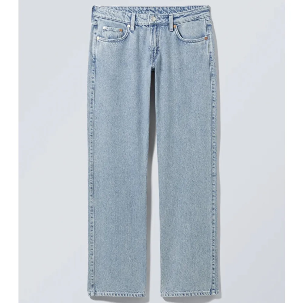 Lågmidjade weekday jeans som knappt är använda. Nypris; 600kr . Fint skick!! ⭐️ . Jeans & Byxor.