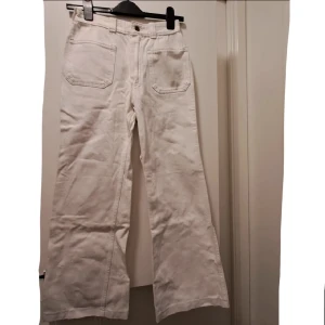 Vintage jeans  - Byxor från martinette "hjärtebyxan". Fint skick, insydda i midjan. Mått rakt över (cm) Midja:32 Gren till midja:27 Gren till ben:70 Lår:24 Längst ned på byxbenet: 27 Pm vid frågor, Ansvarar inte för paketet under frakt. Köpare står för frakten. 💖